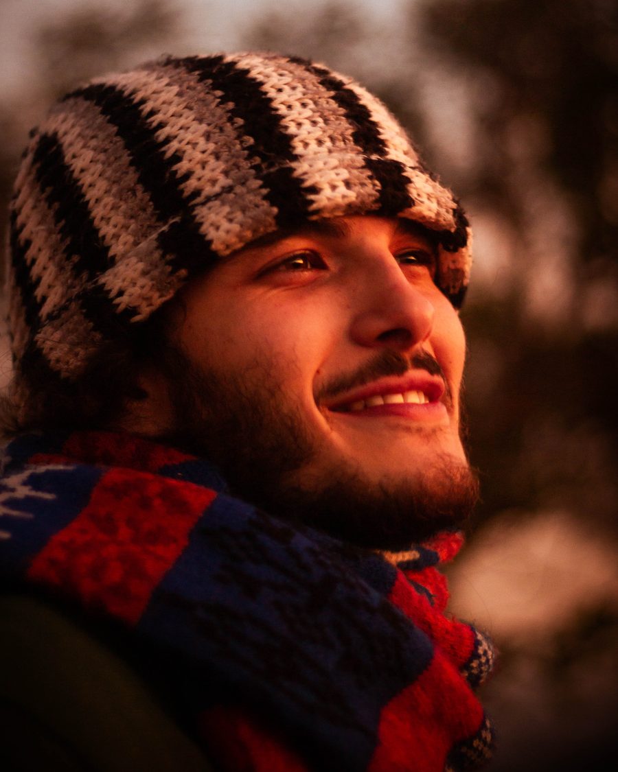 Yuri Gasperini, criador da Tao Terapia, sorrindo ao ar livre